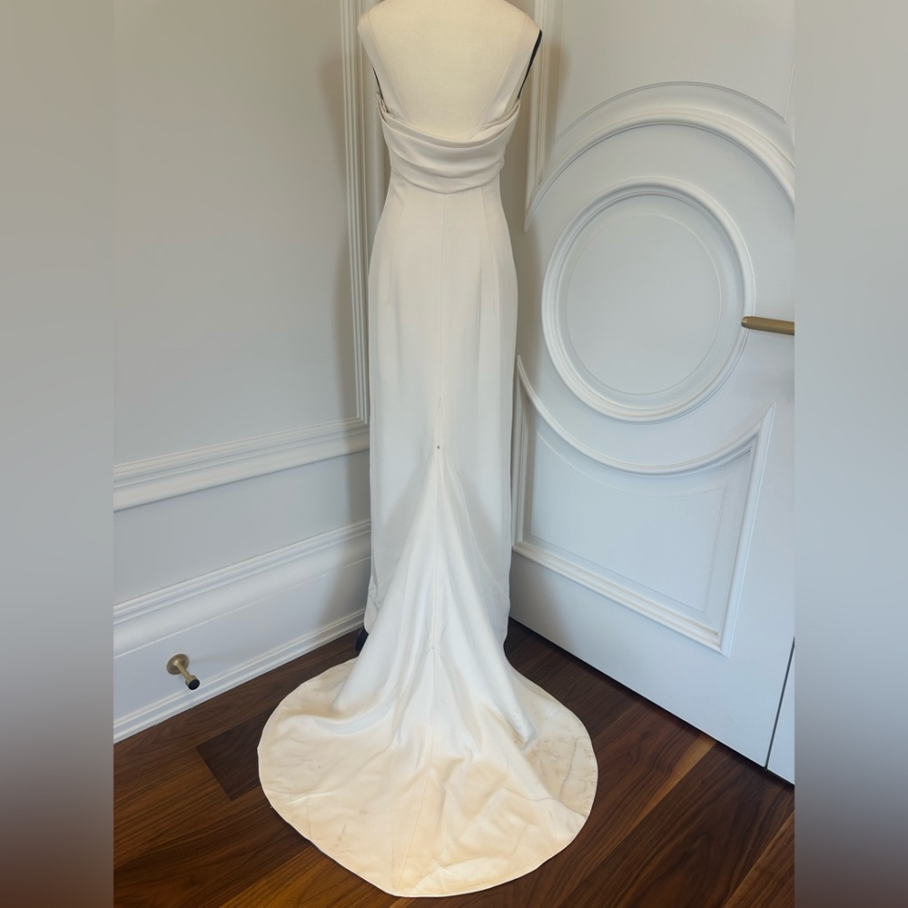 Union Tag Ivory Fit & Flare Cowl Neckline Bustle Train
Wedding Gown (Size 2-4)